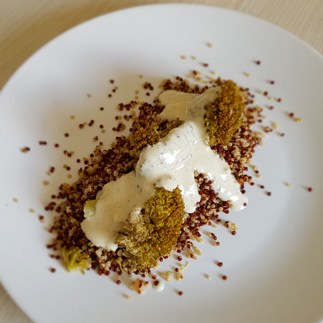 Quinoa et brocoli, sauce chèvre-noisette